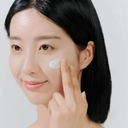 Солнцезащитная сыворотка SKIN1004 Madagascar Centella Hyalu-Cica Water-Fit Sun Serum SPF50+ PA++++